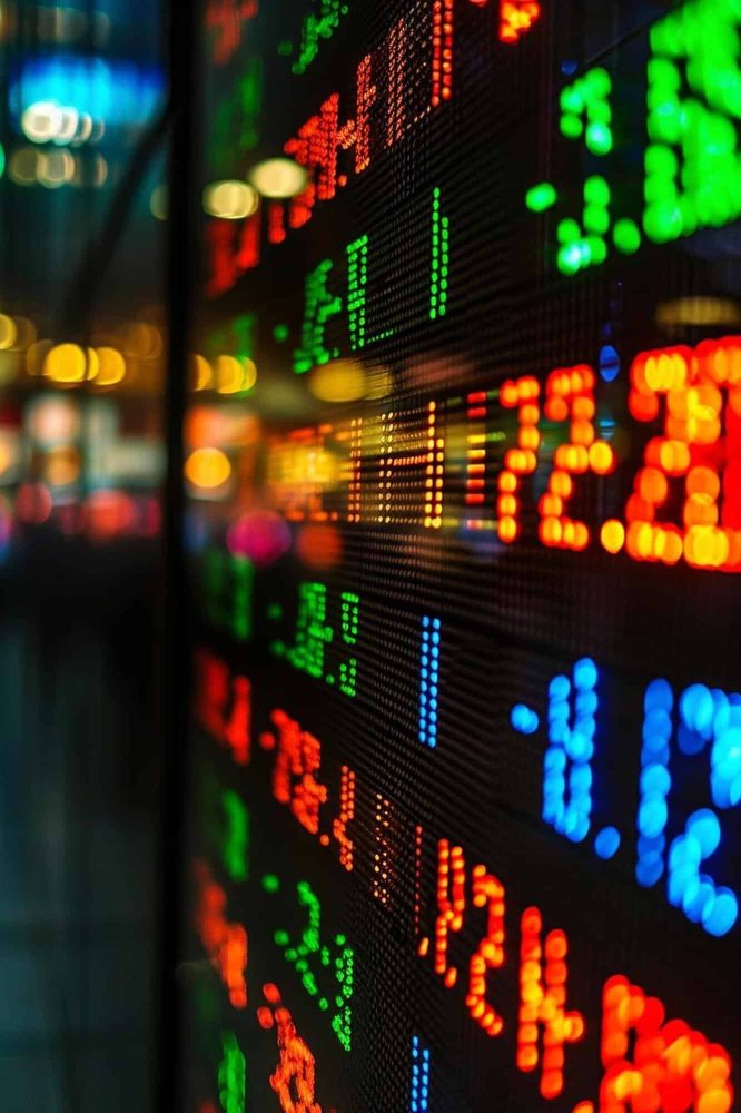 close-up-display-stock-prices (1) (1)